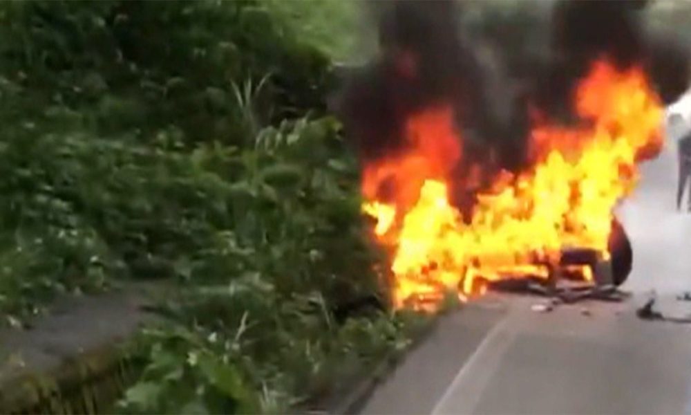 神奈川県にある箱根新道でトラックと乗用車が激突して炎上