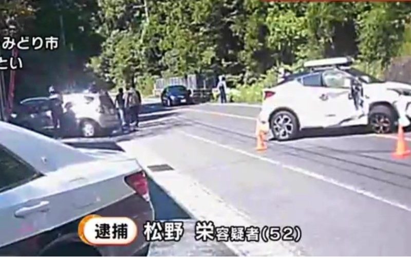 群馬県みどり市で男が行方不明の女性を連れて運転する車が事故後に逃走