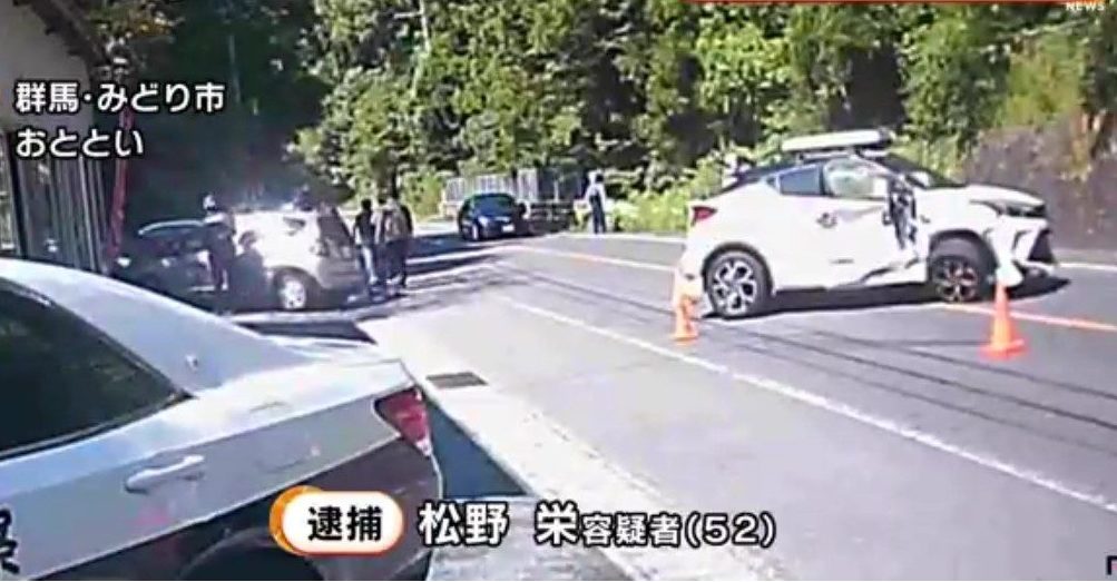 群馬県みどり市で男が行方不明の女性を連れて運転する車が事故後に逃走