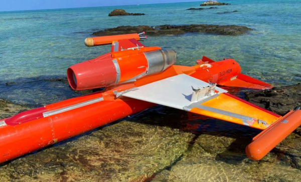 沖縄県竹富島の海岸に小型無人機のような機体が漂着