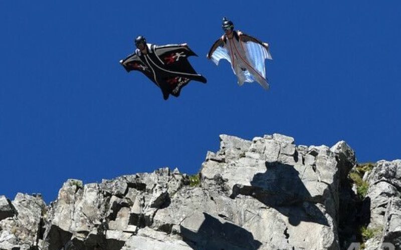スイス山脈でウィングスーツを着て飛び立った米国人男性が死亡