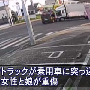 水戸市の交差点でトラックとワゴン車が激突してトラックの運転手が車を置いて逃走