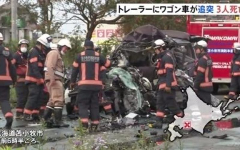 北海道苫小牧市ときわ町の国道で大型トレーラーとワンボックス車が衝突