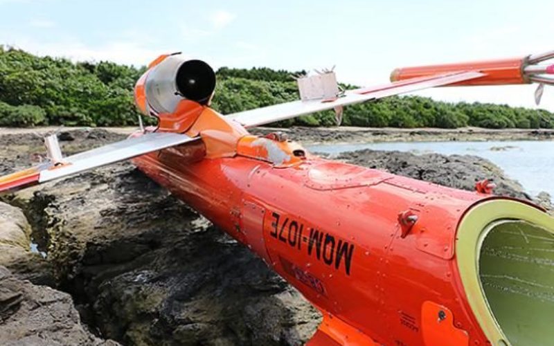 沖縄県竹富島の海岸に小型無人機のような機体が漂着