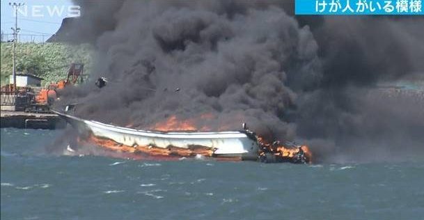 秋田市にある土崎港で停泊していた漁船が爆発炎上