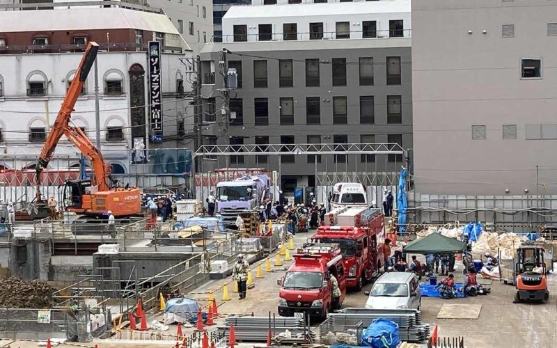 横浜駅西口付近の場所で穴を掘って工事をしていた作業員が生き埋め