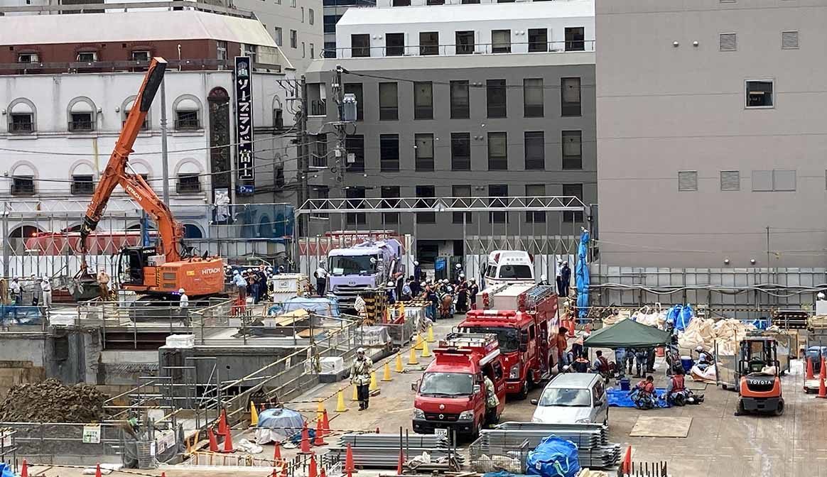 横浜駅西口付近の場所で穴を掘って工事をしていた作業員が生き埋め