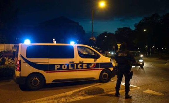 フランスの首都パリで中学校の教師が首を切断される事件