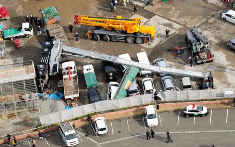 宮城県塩釜市にある工事現場でクレーン車が横転して5人が死傷