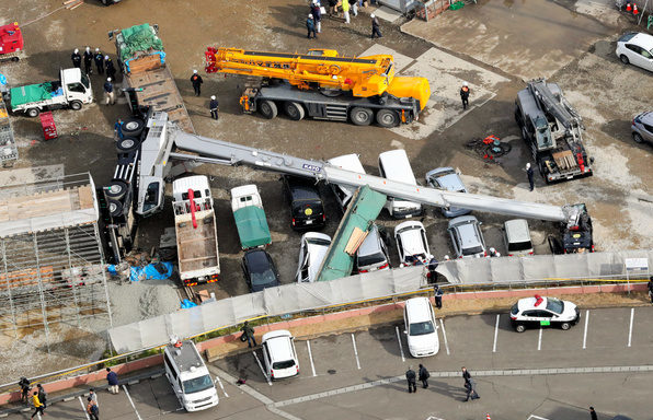 宮城県塩釜市にある工事現場でクレーン車が横転して5人が死傷