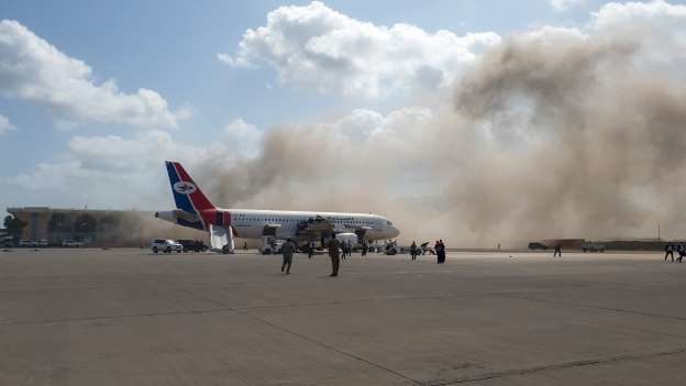 イエメン空港で新政権の閣僚が搭乗した空港機が到着後に爆発