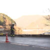 神奈川県で大型ダンプがガードレールを突き破り丹沢湖に転落