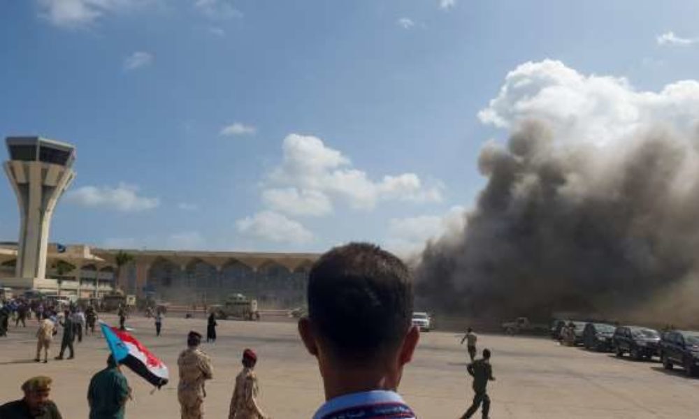 イエメン空港で新政権の閣僚が搭乗した空港機が到着後に爆発