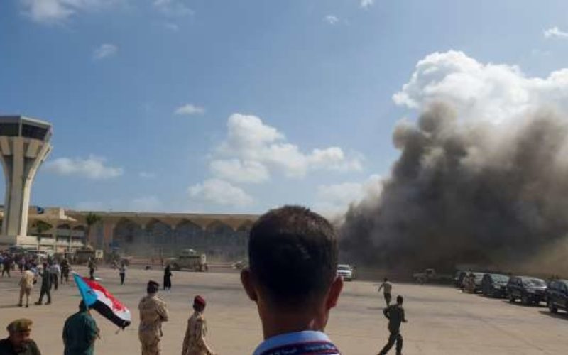 イエメン空港で新政権の閣僚が搭乗した空港機が到着後に爆発