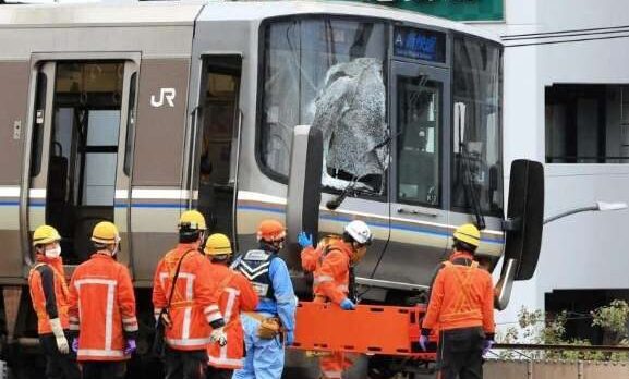 神戸市中央区のJR神戸線元町駅ホームから男性の飛び込み自殺