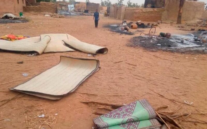 西アフリカのニジェール西部でイスラム過激派に襲撃され132人以上が死亡