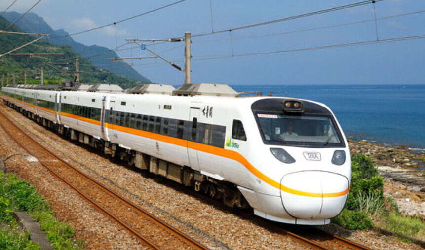 台湾東部の花蓮県で8両編成の特急列車がトンネル付近で脱線事故