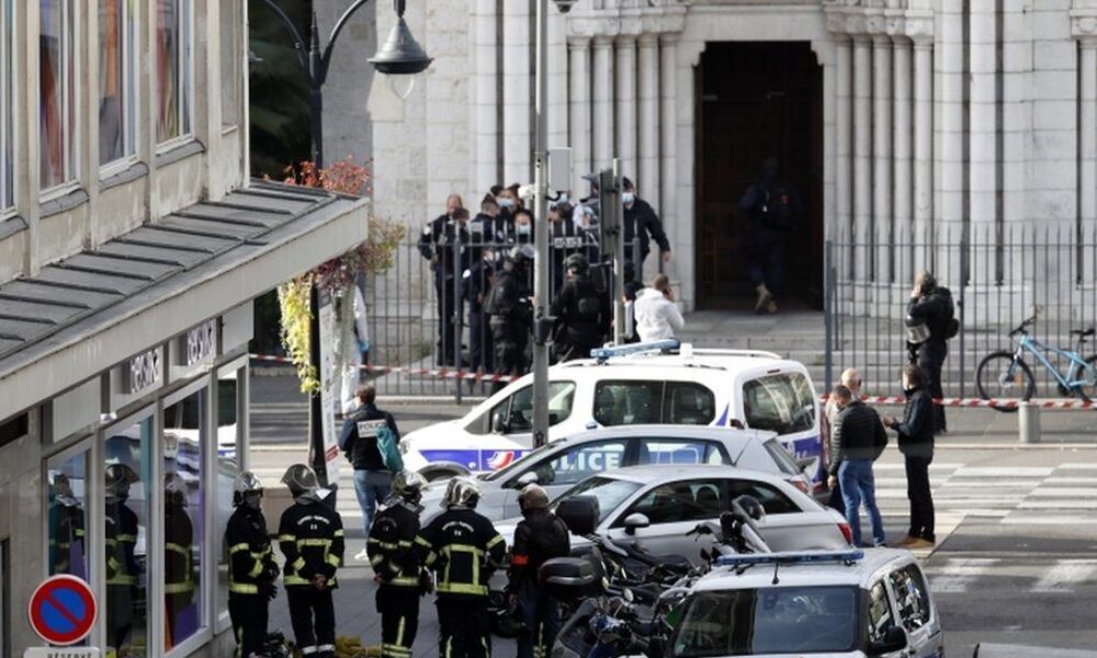 フランスの首都パリ郊外で女性警察官が男に刺されて死亡
