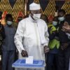 中央アフリカのチャド大統領が交戦地帯を視察中に負傷し死亡