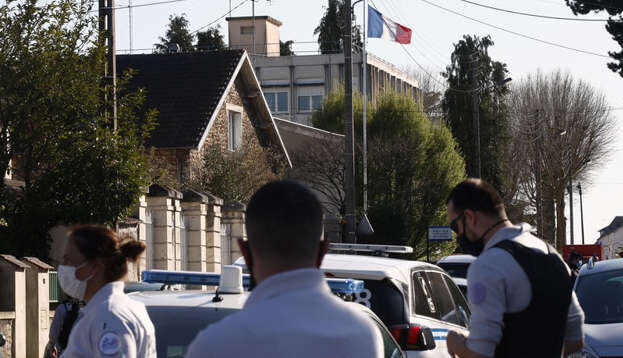 フランスの首都パリ郊外で女性警察官が男に刺されて死亡