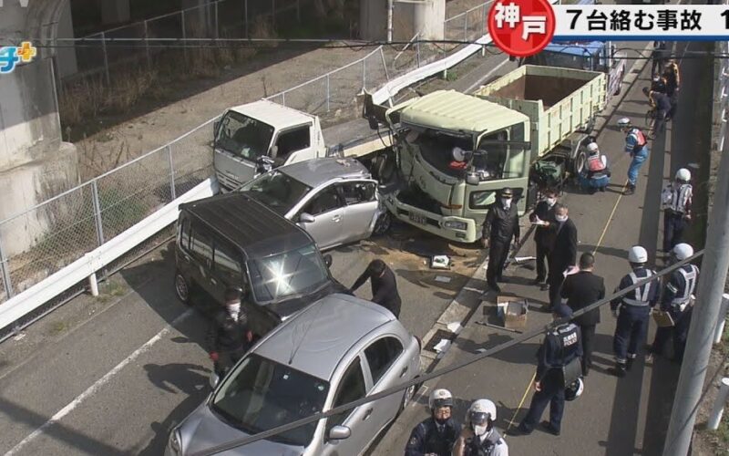 神戸市西区の西神中央線にある道路上でトラックを含む7台が絡む事故