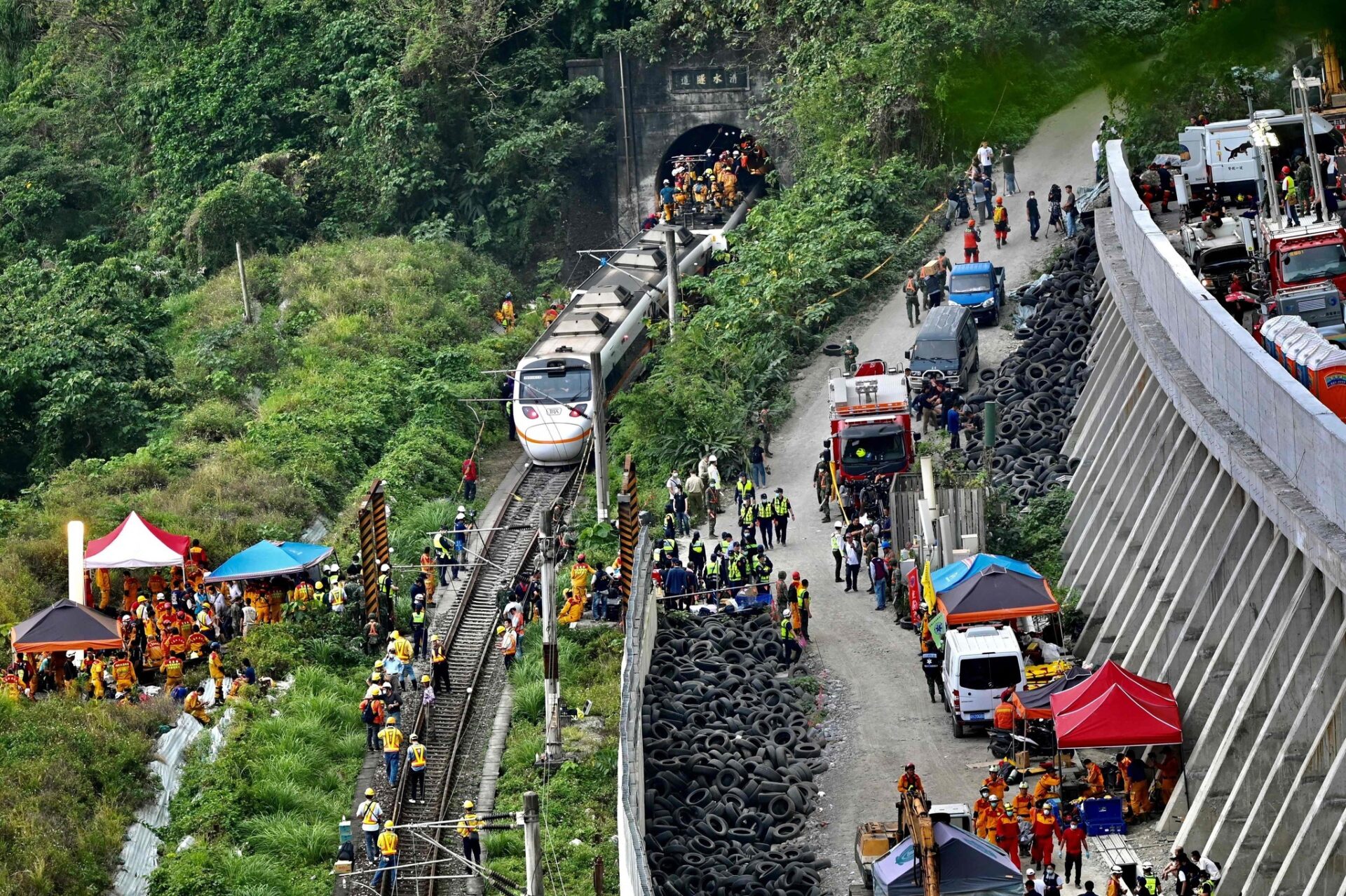 台湾東部の花蓮県で8両編成の特急列車がトンネル付近で脱線事故