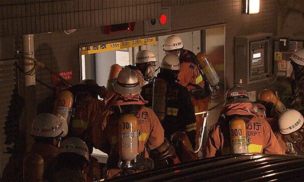 新宿区の地下駐車場で消火設備が作動し作業員の4人が死亡