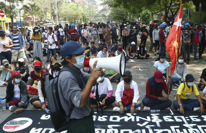 ミャンマーで軍事パレードが開かれ抗議デモで集まった91人が銃撃され死亡
