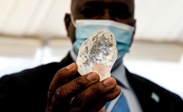 アフリカ南部のボツワナで巨大な原石のダイヤモンドを発掘
