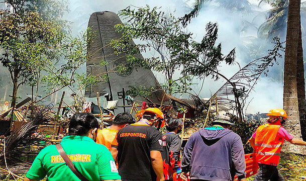 フィリピン南部スールー州ホロ島で軍の輸送機が墜落炎上して42人が死亡