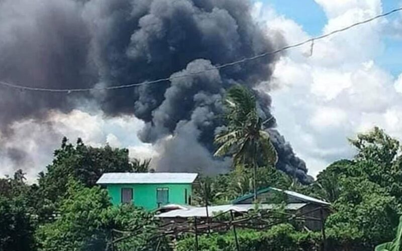 フィリピン南部スールー州ホロ島で軍の輸送機が墜落炎上して42人が死亡
