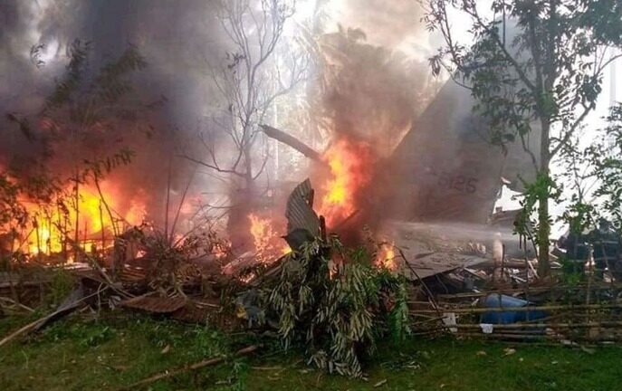 フィリピン南部スールー州ホロ島で軍の輸送機が墜落炎上して42人が死亡