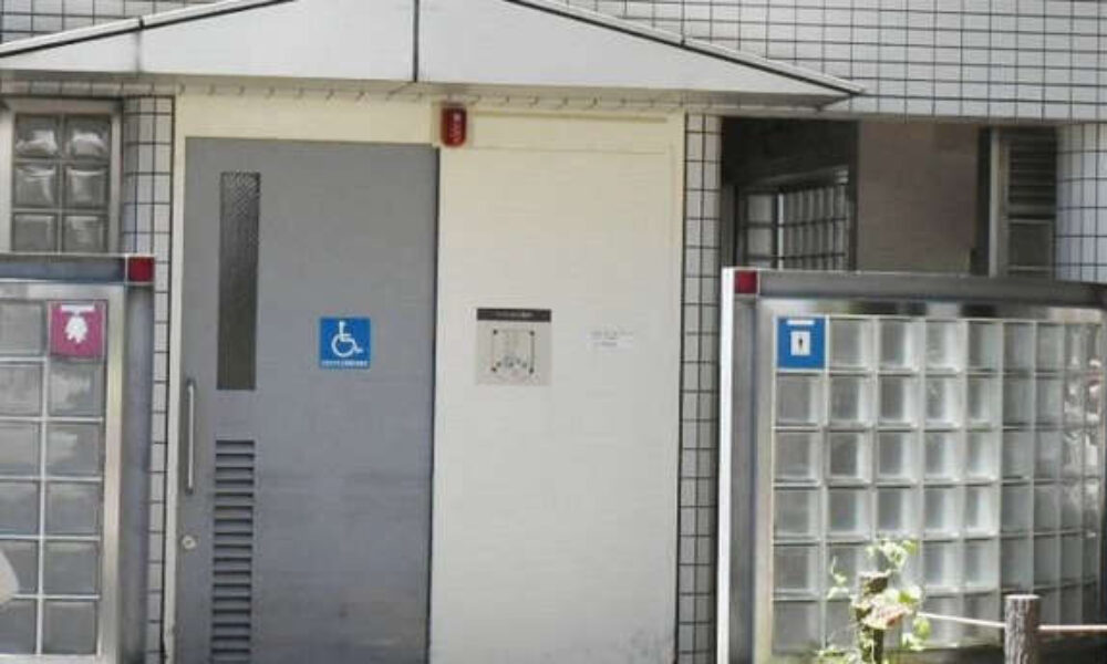 愛知県豊橋市の駅構内にあるトイレで男が若い男性を脅して強制性交