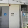 愛知県豊橋市の駅構内にあるトイレで男が若い男性を脅して強制性交