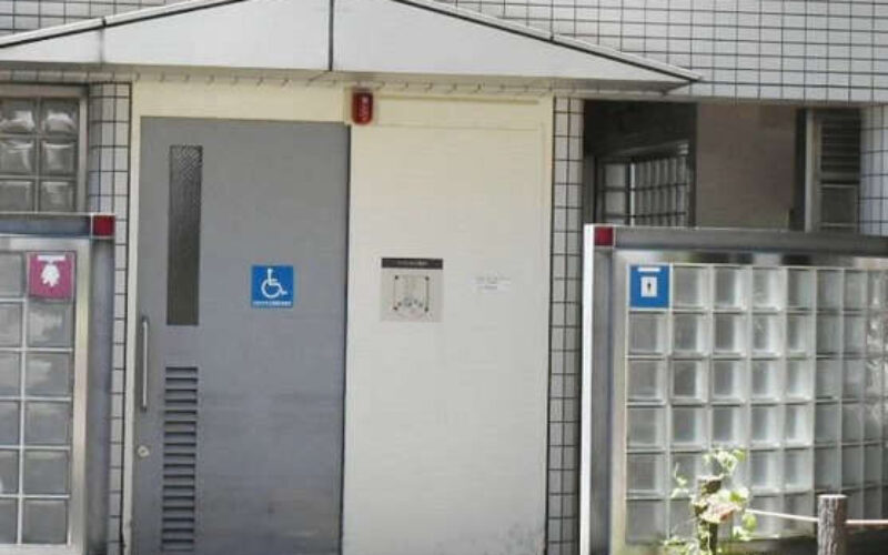 愛知県豊橋市の駅構内にあるトイレで男が若い男性を脅して強制性交