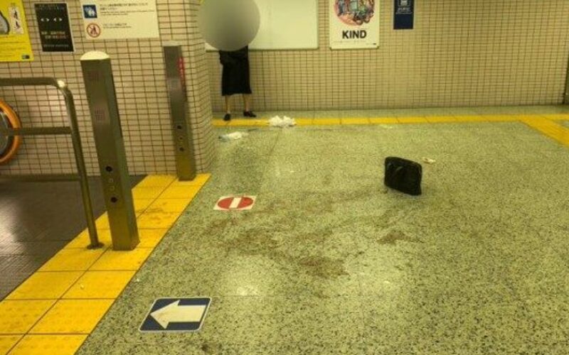 東京メトロ南北線駅でエスカレーターを降りた直後に男性が硫酸を掛けられ重傷