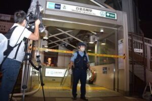 東京メトロ南北線駅でエスカレーターを降りた直後に男性が硫酸を掛けられ重傷