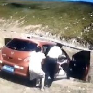 中国でサイドブレーキを引き忘れた男性が降車し動き出した車が崖から転落