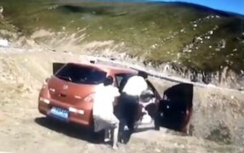 中国でサイドブレーキを引き忘れた男性が降車し動き出した車が崖から転落