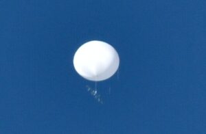 青森県八戸市にある大須賀海岸の上空に不審な白い球体