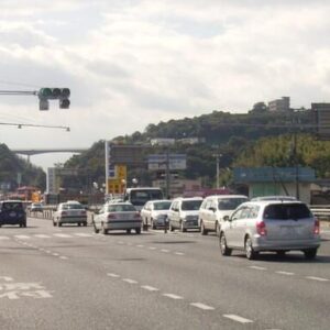 岡山県倉敷市の国道2号線で乗用車がガードレールに激突し5人が死傷