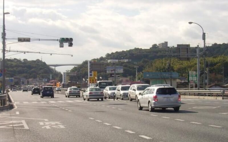 岡山県倉敷市の国道2号線で乗用車がガードレールに激突し5人が死傷
