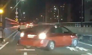 大坂府警が押収した車両を襲い荷物を奪い取って逃げた男らを指名手配