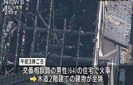 愛知県小牧市にある住宅で火災が発生している玄関先に刃物を持った男の姿