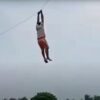スリランカで凧揚げをしていた男性が強風に煽られ宙に舞う奇妙な光景
