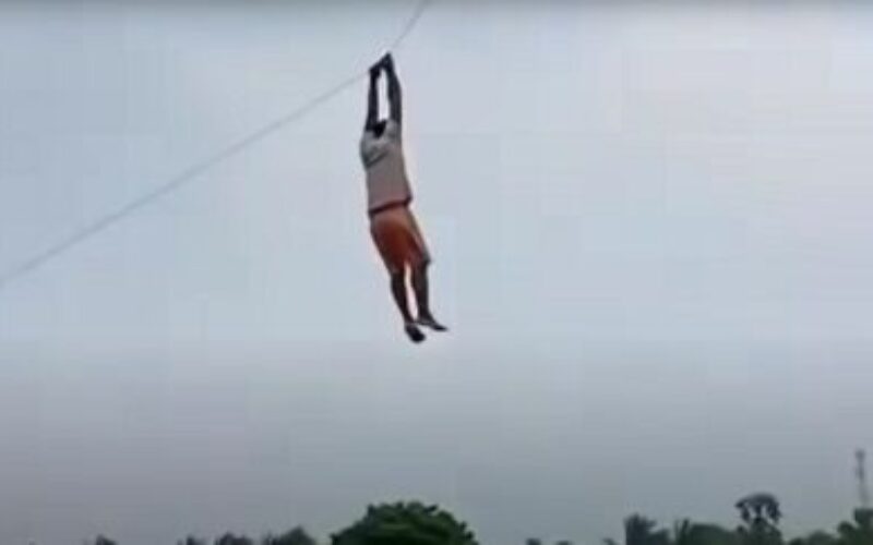 スリランカで凧揚げをしていた男性が強風に煽られ宙に舞う奇妙な光景
