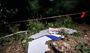 中国の旅客機が南部の山岳地帯に墜落して乗員乗客の132人が絶望的状況