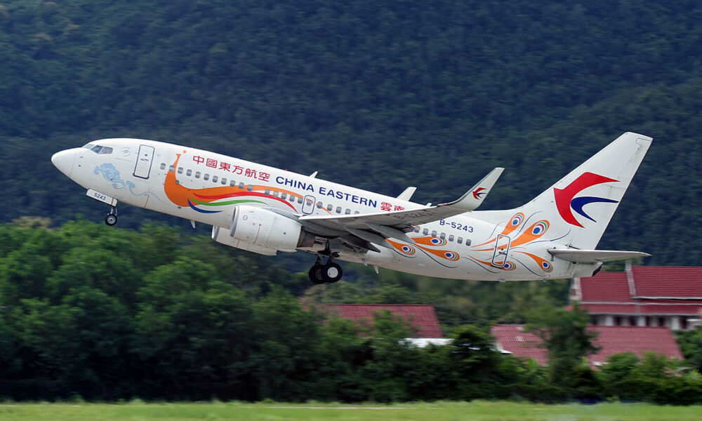 中国の旅客機が乗員乗客の132人を乗せ中国南部の山岳地帯へと墜落