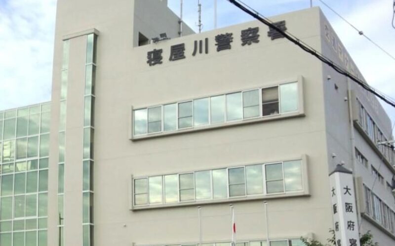 大阪府寝屋川市のテナントがある敷地内で複数人が喧嘩し1人の男性が死亡