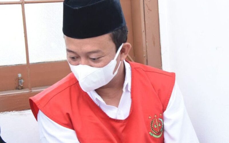 インドネシアで元教師が13人の女子生徒をレイプし妊娠させた罪で死刑判決
